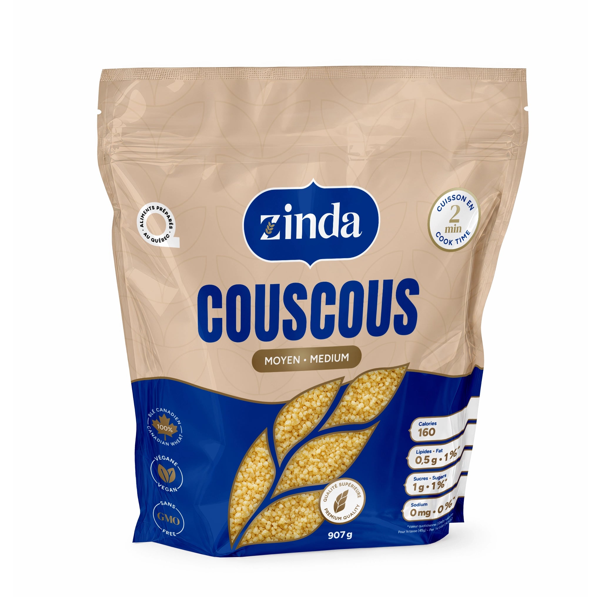 Sachet refermable à base bleue de couscous moyen Zinda (907g), affichant une cuisson rapide en 2 minutes, et les certifications "Aliments préparés au Québec", végane et sans OGM.